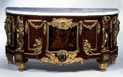 Commode bombée Régence française avec montures en or moulu, 1720